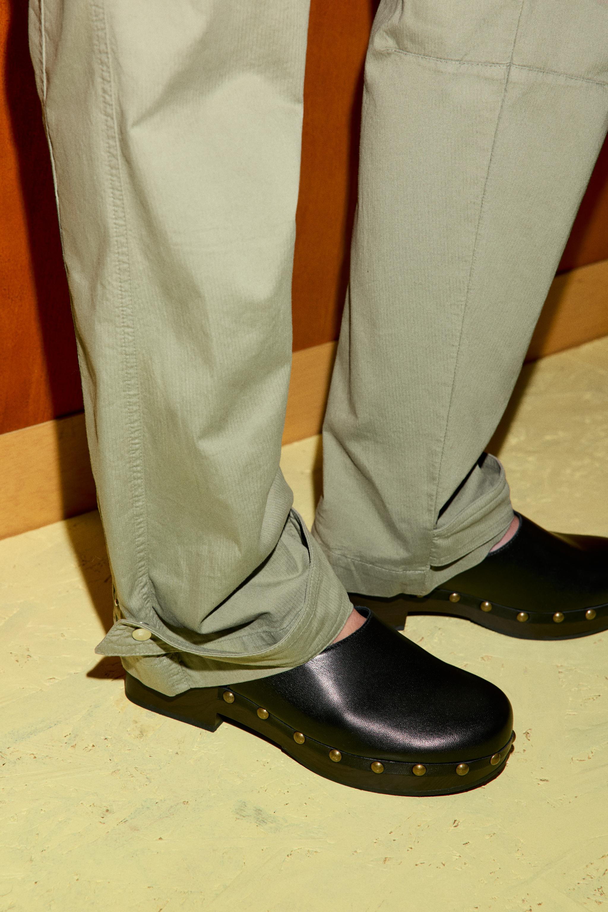 STUDDED LEATHER CLOGS